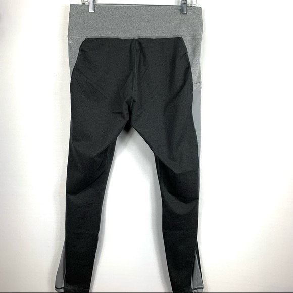 Fabletics On-The-Go Legging - Picture 3 of 7